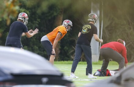 Buccaneers QB Tom Brady holds informal throwing session with teammates