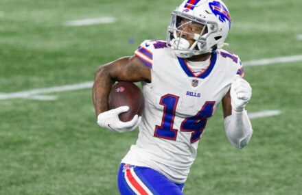 Josh Allen, Stefon Diggs lead playoff-bound Bills to 38-9 rout of Patriots