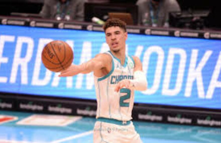 Ball helps power Hornets past Mavs