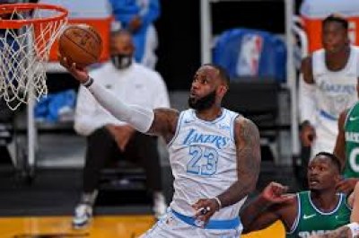 Another big Christmas for James as Lakers defeat Mavs