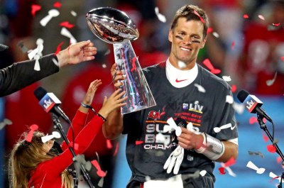 NFL-Brady agrees extension with Buccaneers through 2022