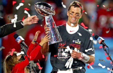 NFL-Brady agrees extension with Buccaneers through 2022