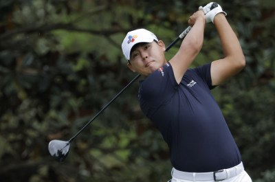 No putter, no problem for Kim after he snaps club in anger