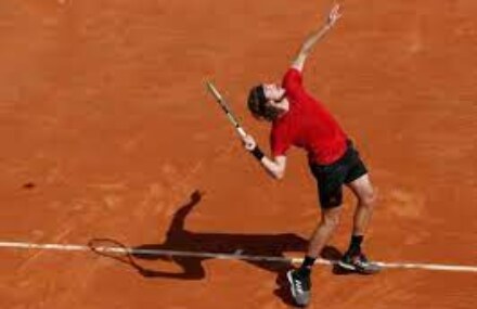 Stefanos Tsitsipas advances to third round in Monte Carlo