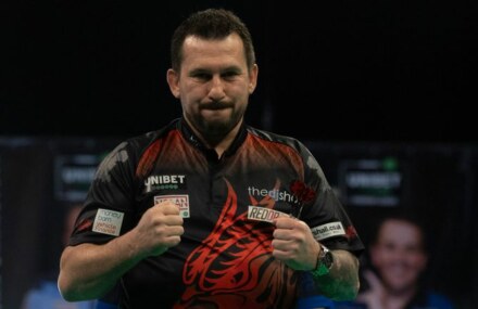 Premier League Darts 2021: Jonny Clayton beats Gary Anderson to sit top of the table